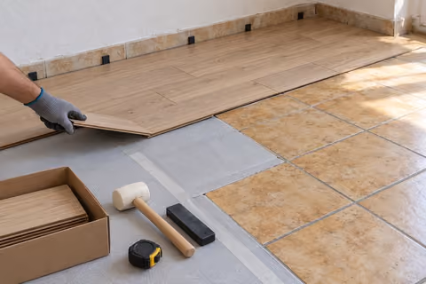 Lames de stratifié clipsées sur sous-couche grise posée sur ancien carrelage beige